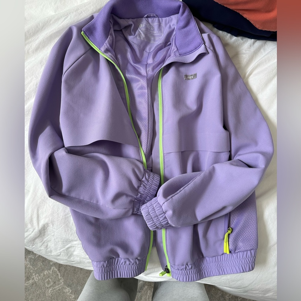 Figs Lavender Dew Sydney performance scrub jacket. Size small.